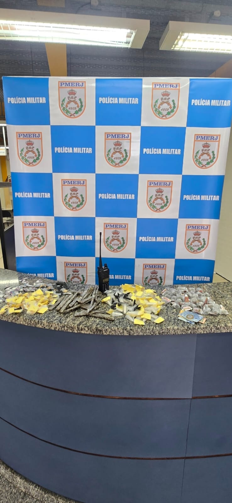Batalhão de Niterói recpatura criminoso e apreende drogas na Engenhoca